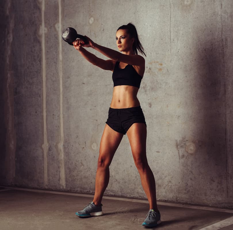 kettlebell
fitness
benessere
swing
muscoli
allenamento
palestra
woman