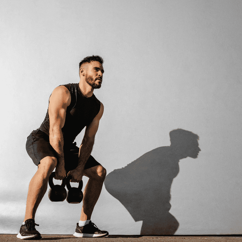 athlète effectuant un front squat avec kettlebell